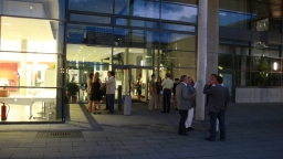 Abendstimmung: Gruppen von Menschen an Stehtischen vor dem Hörsaalgebäude des Campus Gummersbach (Bild: Stern/FH Köln) Abendstimmung: Gruppen von Menschen an Stehtischen vor dem Hörsaalgebäude des Campus Gummersbach (Bild: Stern/FH Köln)