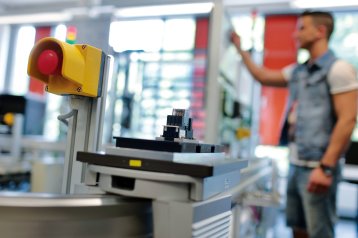 Transfersysteme gehören zur automatisierten Fertigung, hier eine Modellanlage am Campus Gummersbach. Transfersysteme gehören zur automatisierten Fertigung, hier eine Modellanlage am Campus Gummersbach.