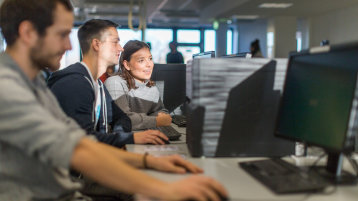 Studierende sitzen am Computer (Bild: Thilo Schmülgen / TH Köln)