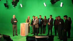 Eine Gruppe von Besuchern steht vor der grünen Wand im Fernsehstudio von RTL (Bild: Manfred Stern/FH Köln) Eine Gruppe von Besuchern steht vor der grünen Wand im Fernsehstudio von RTL (Bild: Manfred Stern/FH Köln)