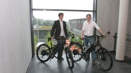 Zwei Studenten präsentieren selbst entwickelte Elektro-Fahrräder (Bild: Manfred Stern/FH Köln) Zwei Studenten präsentieren selbst entwickelte Elektro-Fahrräder (Bild: Manfred Stern/FH Köln)