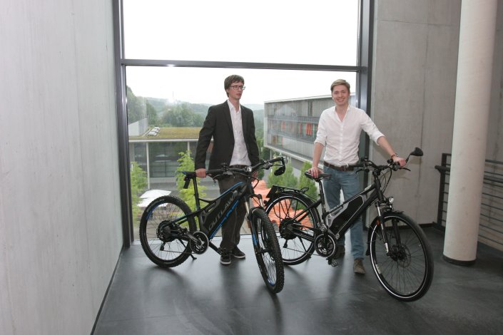 Zwei Studenten präsentieren selbst entwickelte Elektro-Fahrräder Zwei Studenten präsentieren selbst entwickelte Elektro-Fahrräder