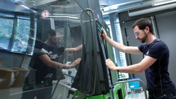 Ein Student arbeitet an einer Maschine (Bild: Thilo Schmülgen/FH Köln)