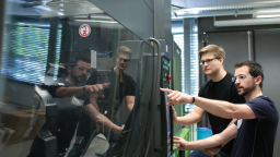 Zwei Studierende arbeiten an einer Maschine (Bild: Thilo Schmülgen/FH Köln) Zwei Studierende arbeiten an einer Maschine (Bild: Thilo Schmülgen/FH Köln)