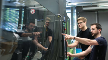 Zwei Studierende arbeiten an einer Maschine (Bild: Thilo Schmülgen/FH Köln)