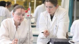 Studierende im Labor (Bild: Thilo Schmülgen/FH Köln) Studierende im Labor (Bild: Thilo Schmülgen/FH Köln)