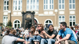 Studierende auf dem Campus Südstadt (Image: Thilo Schmülgen)