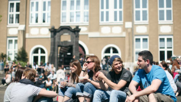 Studierende auf dem Campus Südstadt (Bild: Thilo Schmülgen)