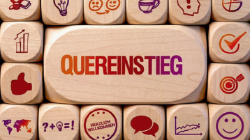 Holzwürfel mit Symbolen und dem Wort "Quereinstieg" (Bild: ZBIW, KI-generiert mit Gemini/Nano Banana)