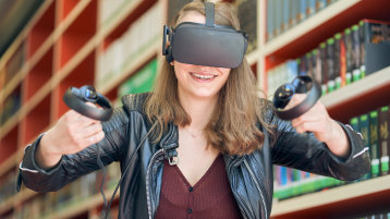 Bild zeigt Person mit VR Brille in Bibliothek (Bild: Copyright Andreas Weinhold) Bild zeigt Person mit VR Brille in Bibliothek (Bild: Copyright Andreas Weinhold)
