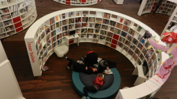 Vier Kinder auf einem Sofa in der Öffentlichen Bibliothek Amsterdam. Sowohl das Sofa als auch die umstehenden Regale haben runde Formen (Bild: ZBIW der Fachhochschule Köln)