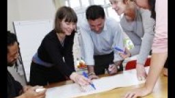 Fünf StudentInnen arbeiten gemeinsam an einem Flipchart-Papier (Bild: Fakultät 03, FH Köln) Fünf StudentInnen arbeiten gemeinsam an einem Flipchart-Papier (Bild: Fakultät 03, FH Köln)