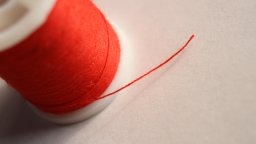 Garnrolle mit rotem Faden (Bild: CC0 Public Domain) Garnrolle mit rotem Faden (Bild: CC0 Public Domain)