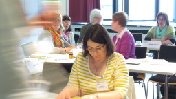 Teilnehmerinnen sitzen an Tischen in Kursraum (Bild: ZBIW der Fachhochschule Köln) Teilnehmerinnen sitzen an Tischen in Kursraum (Bild: ZBIW der Fachhochschule Köln)