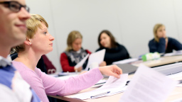 Vier Teilnehmerinnen eines Seminars (sitzen an Tischen) (Bild: Thilo Schmülgen / FH Köln) Vier Teilnehmerinnen eines Seminars (sitzen an Tischen) (Bild: Thilo Schmülgen / FH Köln)