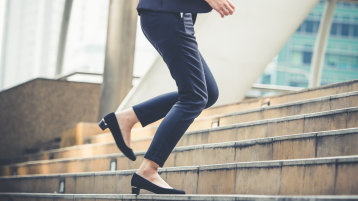 Bild zeigt Dame, die eine Treppe nach oben steigt (Bild: iStockphoto/Nattakorn Maneerat)