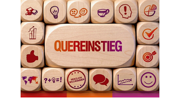 Holzwürfel mit Symbolen und dem Wort "Quereinstieg" (Bild: ZBIW, KI-generiert mit Gemini/Nano Banana)