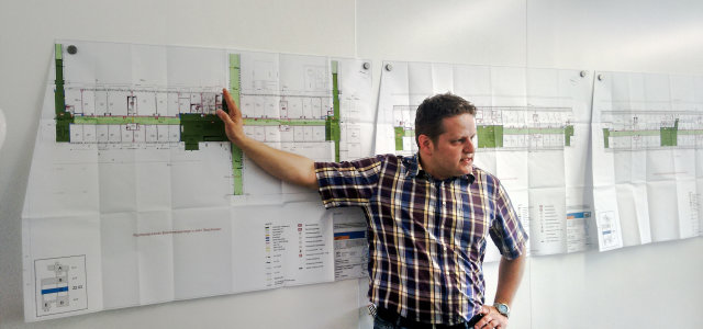 Lutz Krüger erläutert die Planunterlagen zum Brandschutzkonzept eines Gebäudes (Bild:TH Köln)