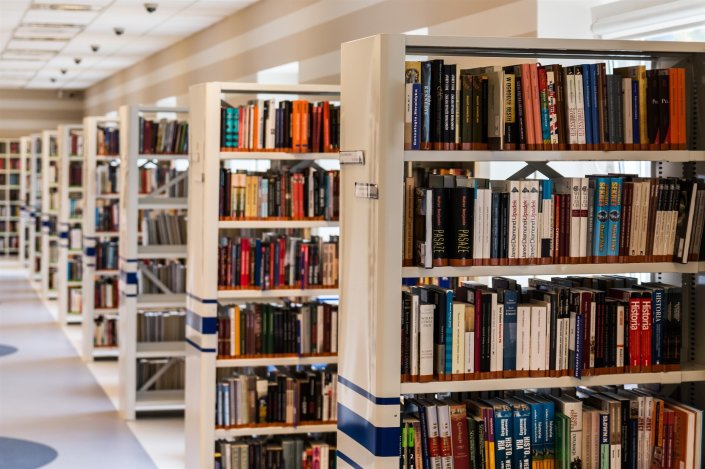 Buchregale in einer Bibliothek Buchregale in einer Bibliothek