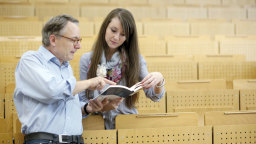 Professor und Studentin im Hörsaal (Bild: Thilo Schmülgen / TH Köln)