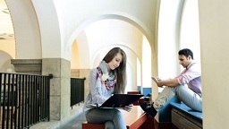 Studierende im Gebäude Claudiusstraße am Campus Südstadt (Bild: TH Köln) Studierende im Gebäude Claudiusstraße am Campus Südstadt (Bild: TH Köln)