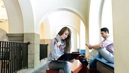 Studierende im Gebäude Claudiusstraße am Campus Südstadt (Bild: TH Köln)