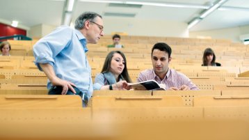 Studierende und Professor in einem Hörsaal der TH Köln (Image: TH Köln) Studierende und Professor in einem Hörsaal der TH Köln (Image: TH Köln)