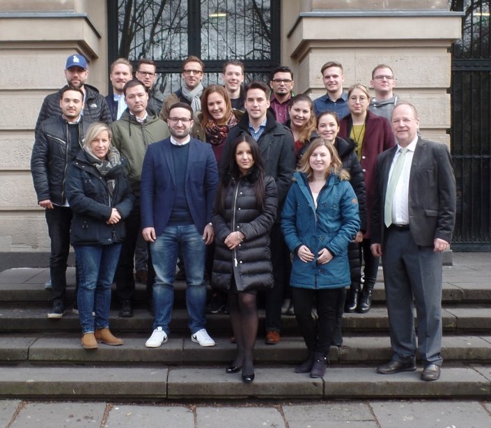 Prof. Dr. Schimikowski begrüßte die Erstsemester des Masterstudiengangs Versicherungsrecht (LL.M.) in der Claudiusstraße Prof. Dr. Schimikowski begrüßte die Erstsemester des Masterstudiengangs Versicherungsrecht (LL.M.) in der Claudiusstraße
