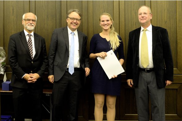 Gruppenfoto mit Professor Jochen Axer, Professor Karl Maier und Professor Peter Schimikowski mit einer Absolventin