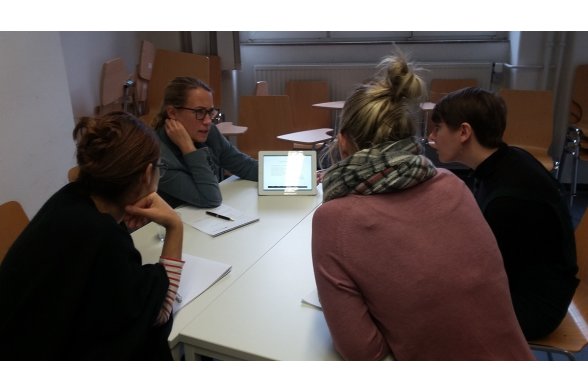 Teilnehmer*innen in einer Gruppenarbeit