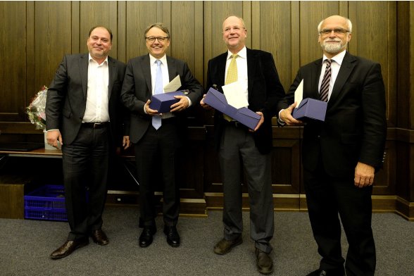 Christian Bonn, Prof. Dr. Karl Maier, Prof. Dr. Peter Schimikowski, Prof. Dr. Jochen Axer (von links nach rechts)