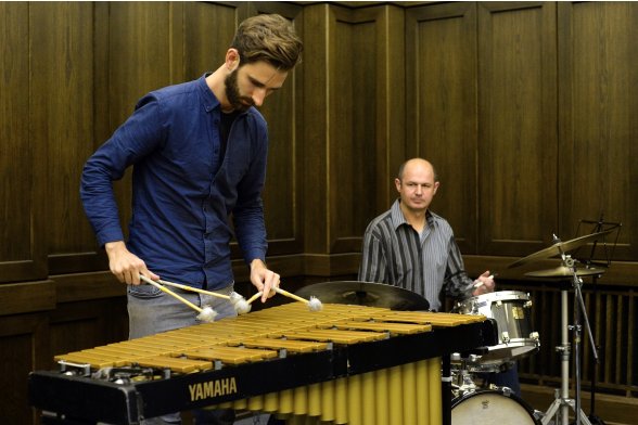 Musiker spielen Xylophon und Schlagzeug während der Masterfeier