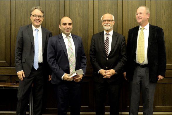 Gruppenfoto mit Professor Karl Maier,  Professor Jochen Axer und Professor Peter Schimikowski mit einem Absolventen