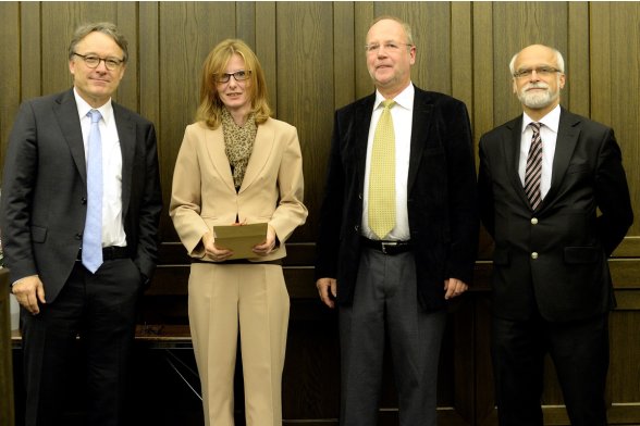 Gruppenfoto mit Professor Karl Maier, Professor Peter Schimikowski und Professor Jochen Axer mit einer Absolventin