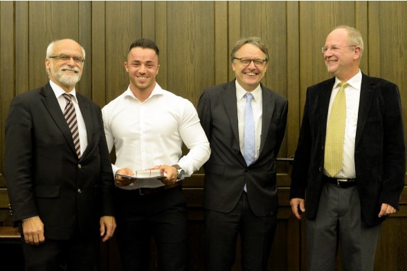 Gruppenfoto mit Professor Jochen Axer, Professor Karl Maier und Professor Peter Schimikowski mit einem Absolventen