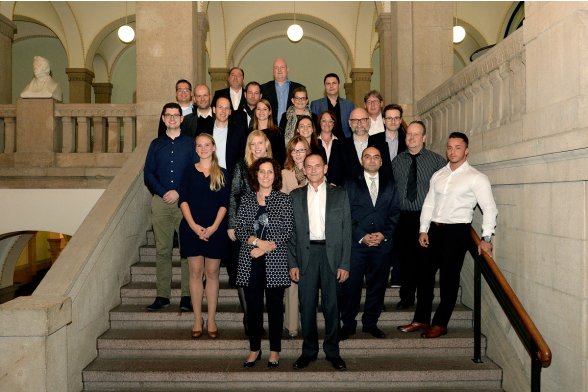 Gruppenfoto der AbsolventInnen LL.M. Versicherungsrecht