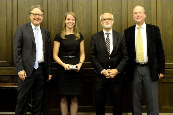 Gruppenfoto mit Professor Karl Maier, Professor Jochen Axer und Professor Peter Schimikowski mit einer Absolventin
