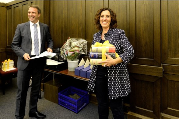 Holger Haase überreicht einen Buchpreis an eine Absolventin