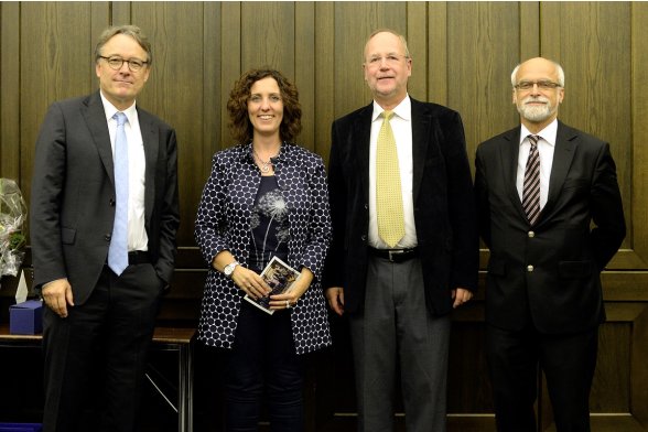 Gruppenfoto mit Professor Karl Maier, Professor Peter Schimikowski und Professor Jochen Axer mit einer Absolventin