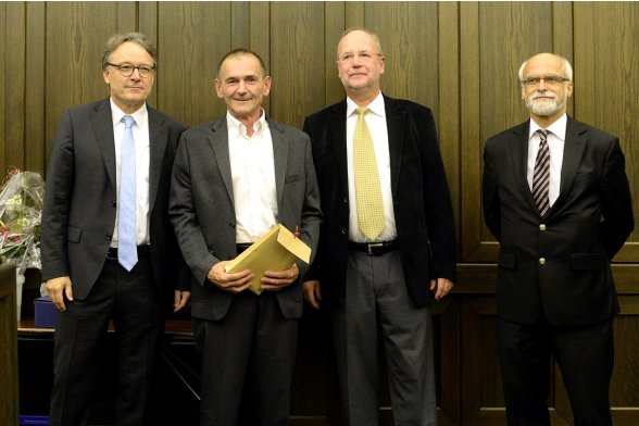 Gruppenfoto mit Professor Karl Maier, Professor Peter Schimikowski und Professor Jochen Axer mit einem Absolventen