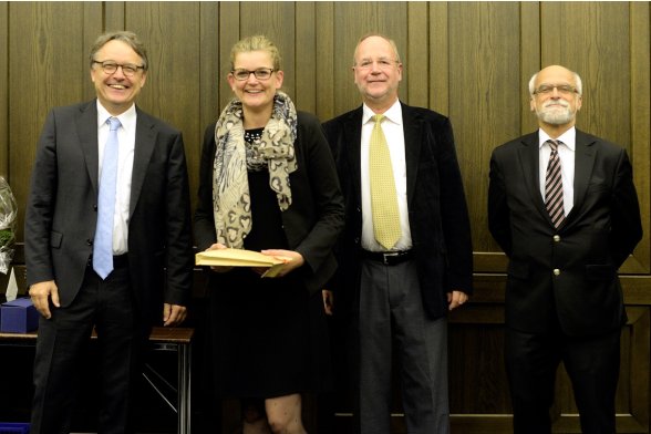 Gruppenfoto mit Professor Karl Maier, Professor Peter Schimikowski und Professor Jochen Axer mit einer Absolventin