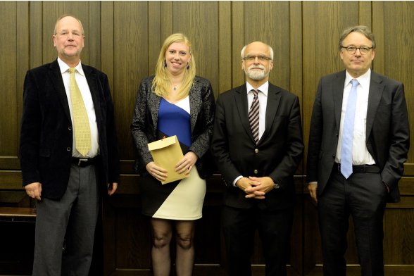 Gruppenfoto mit Professor Peter Schimikowski, Professor Jochen Axer und Professor Karl Maier mit einer Absolventin