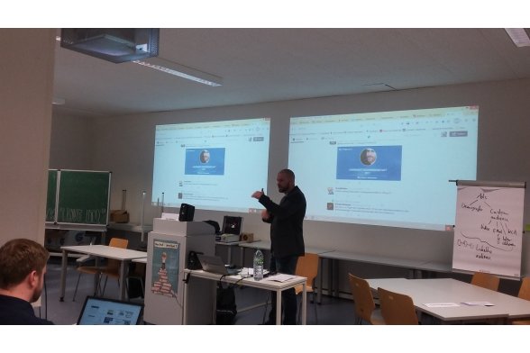 Der Dozent Felix Beilharz spricht über den Microblogging-Dienst Twitter