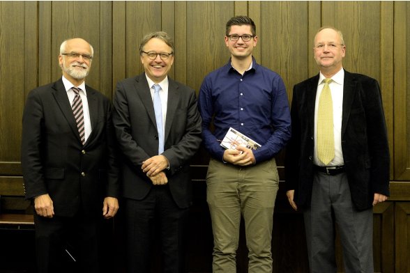 Gruppenfoto mit Professor Jochen Axer, Professor Karl Maier und Professor Peter Schimikowski mit einem Absolventen