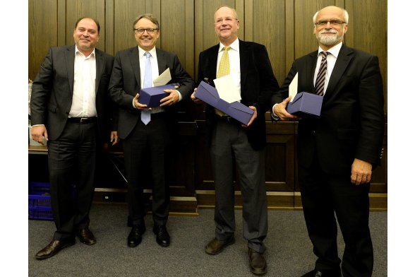 Ehrung der Studiengangsleiter durch den Absolventen (von links nach rechts) RA Bonn: Prof. Dr. Karl Maier, RA Christian Bonn, Prof. Dr. Peter Schimikowski, Prof. Dr. Jochen Axer (nicht im Bild: Prof. Dr. Dirk-Carsten Günther)