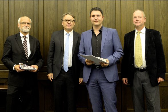 Gruppenfoto mit Professor Jochen Axer, Professor Karl Maier und Professor Peter Schimikowski mit einem Absolventen