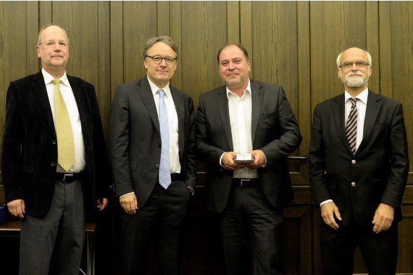 Gruppenfoto mit Professor Peter Schimikowski, Professor Karl Maier, Professor Jochen Axer und Christian Bonn