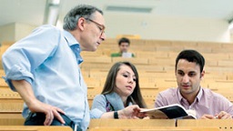 Studierende und Professor in einem Hörsaal der TH Köln (Bild: TH Köln)