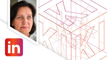 Ein Foto der Dozentin Prof. Dr. Annette Blöcher vor dem Keyvisual der Weiterbildung (Bild: TH Köln)