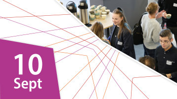 Personen unterhalten sich am Buffet einer Konferenz angeregt miteinander (Bild: TH Köln)